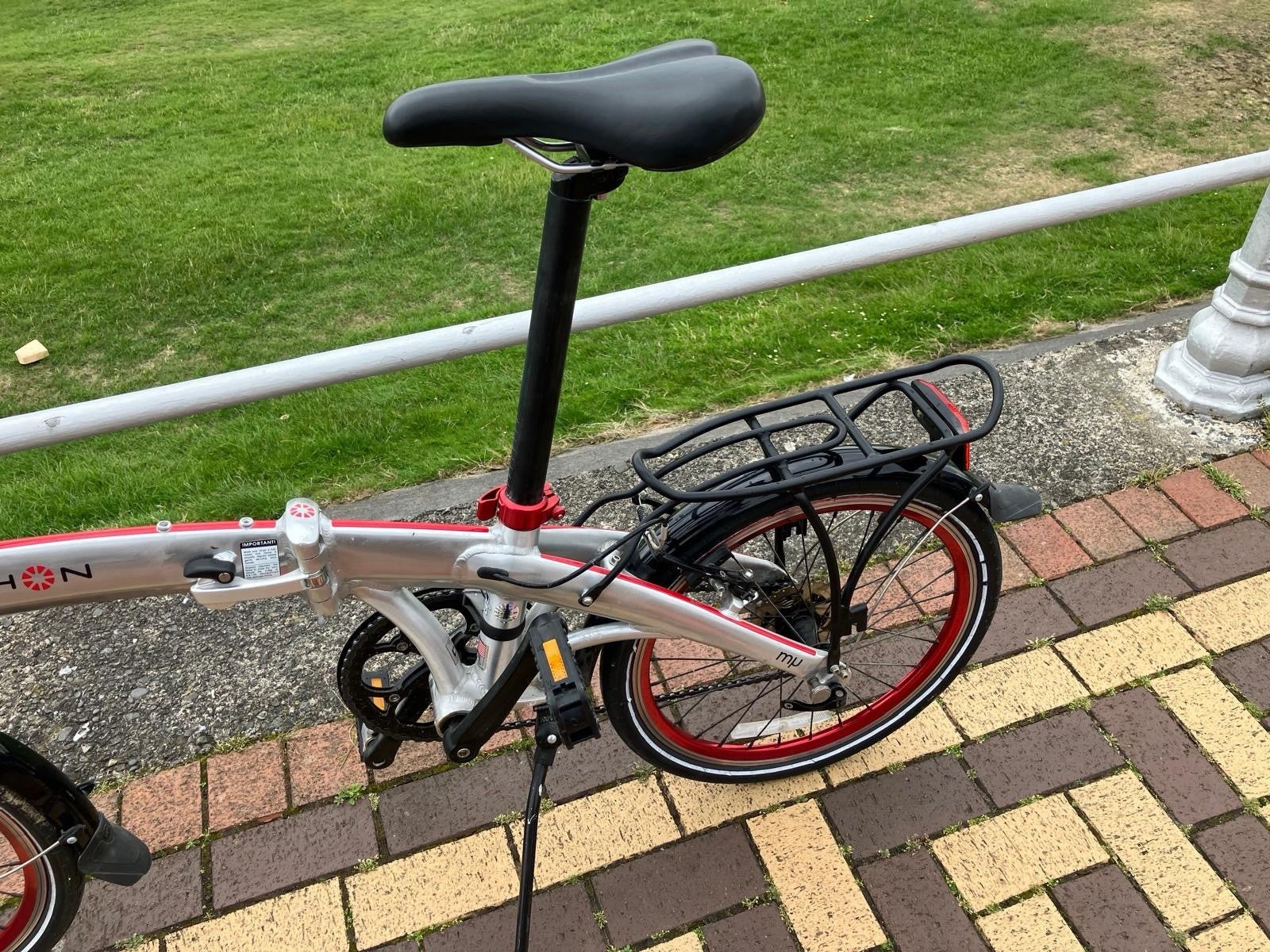 Dahon Mu P8 folding bike