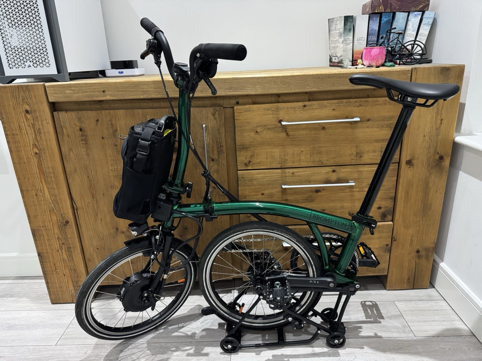 Brompton Electric P line 4 Speed Emerald Lacquer, 50 Miles, Quad Lock, City bag