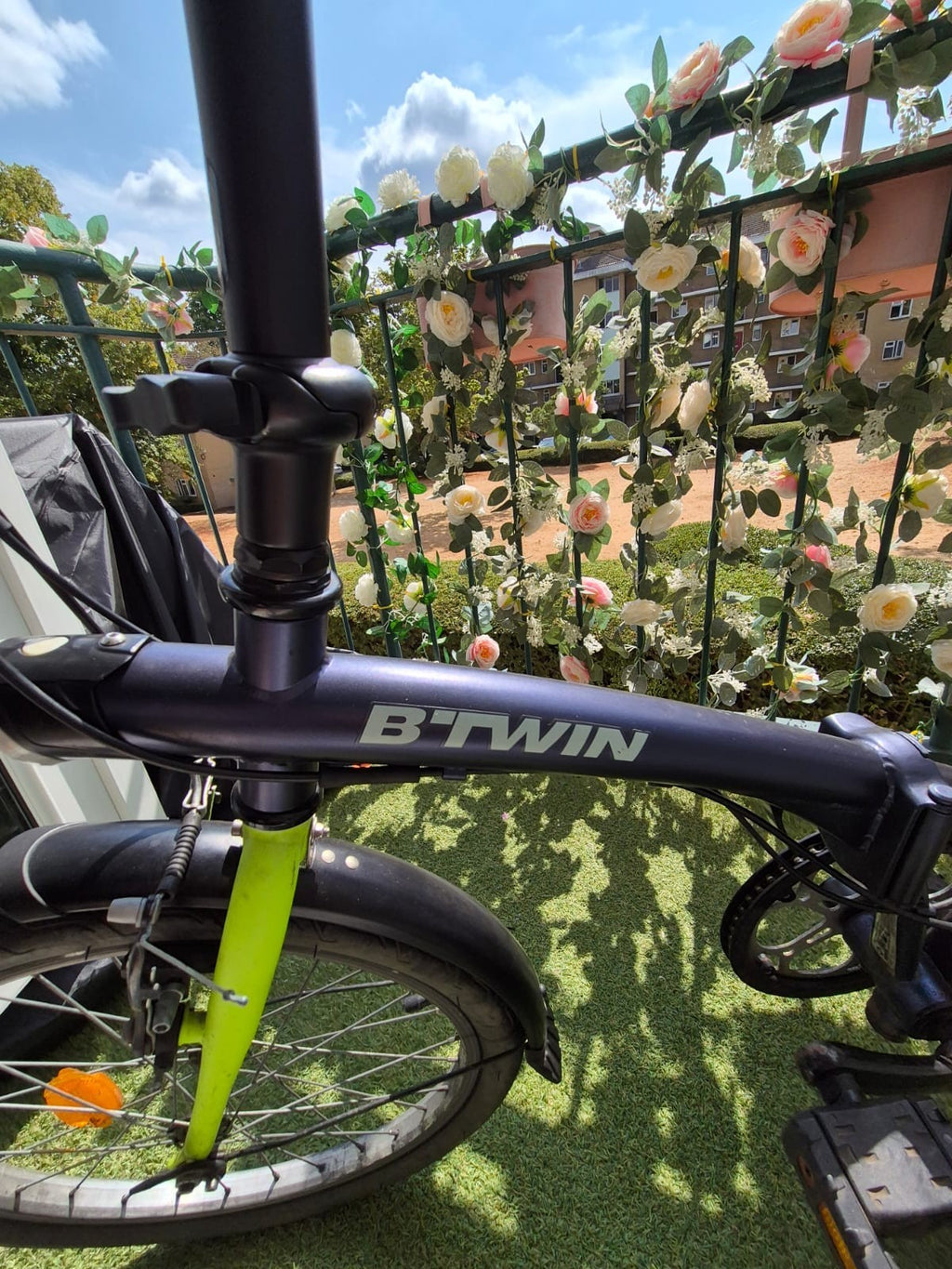 B’TWIN Hoptown 320 20in Folding Bike 6 Speed Blue/Green Mudguards Kickstand