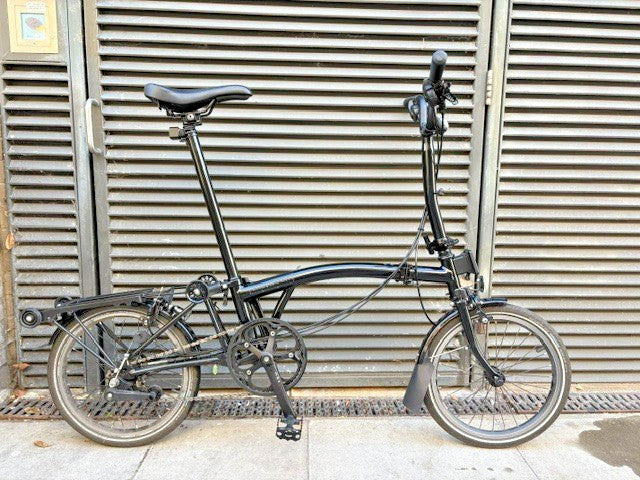 Brompton M6R c-type folding bike - 6 speed, black w. rear rack and front bag