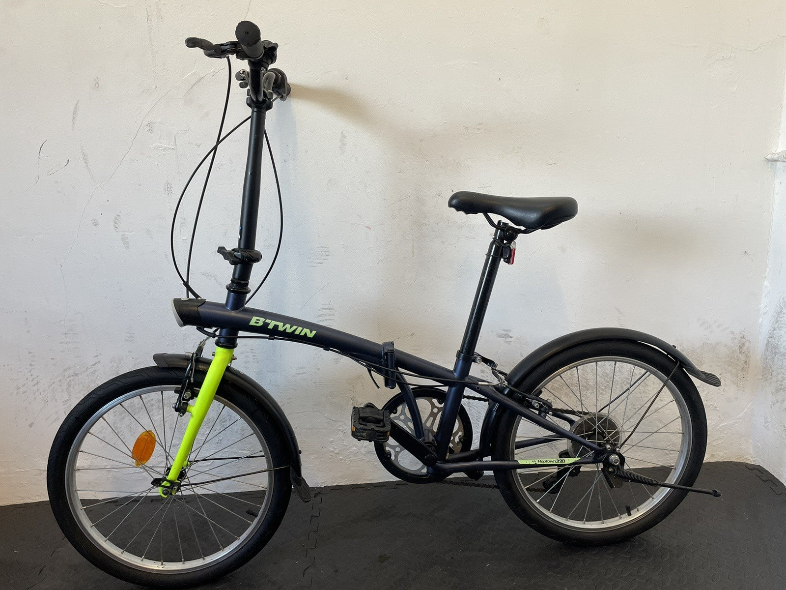B Twin Tilt 120 Folding Bike 20 Inch Wheels. 6 Speed Matt Navy And Neon.