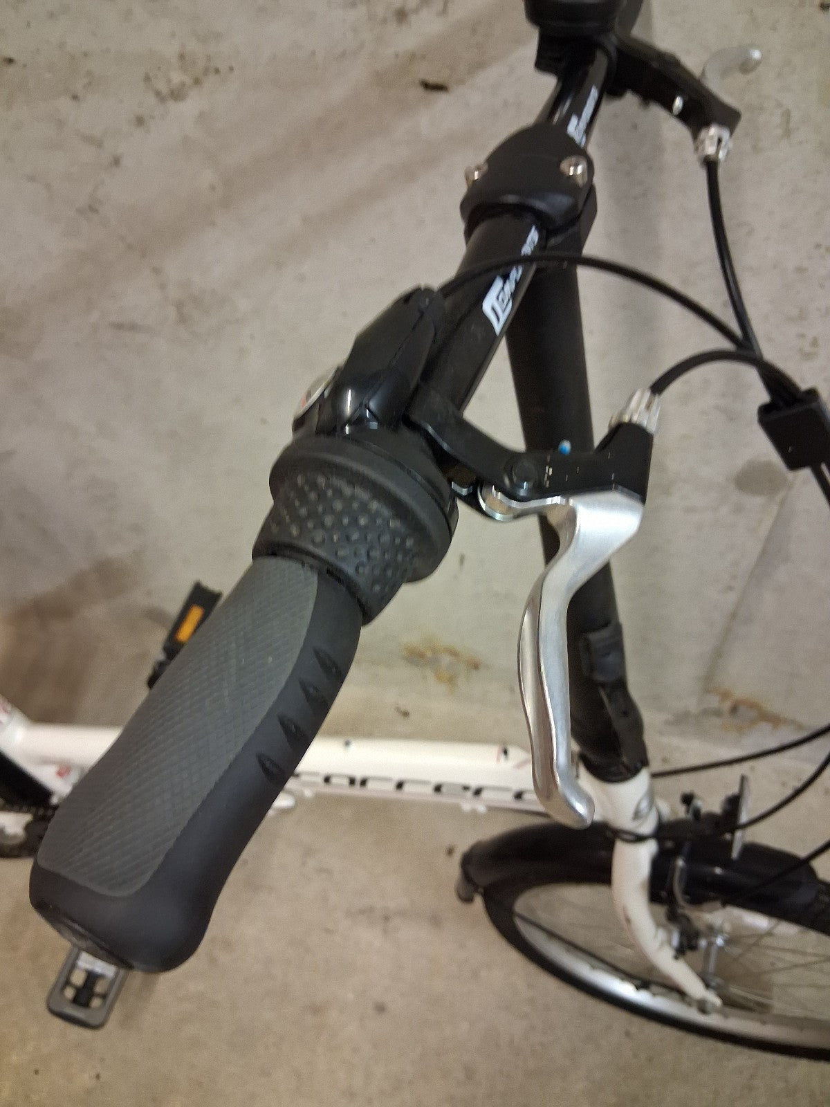 halfords white adult folding bike used once excellent condition cashcollect only