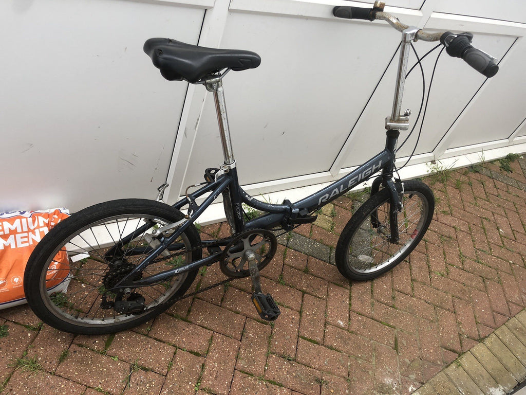 Raleigh EVO 7SP Folding Bike, Aluminum Frame, 20" Wheels, 7 Speed with Revo Grip