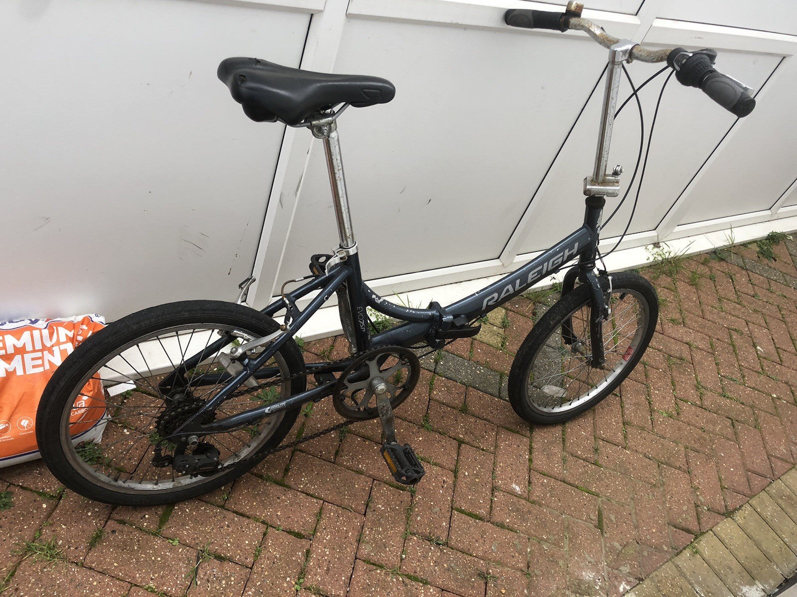 Raleigh EVO 7SP Folding Bike, Aluminum Frame, 20" Wheels, 7 Speed with Revo Grip