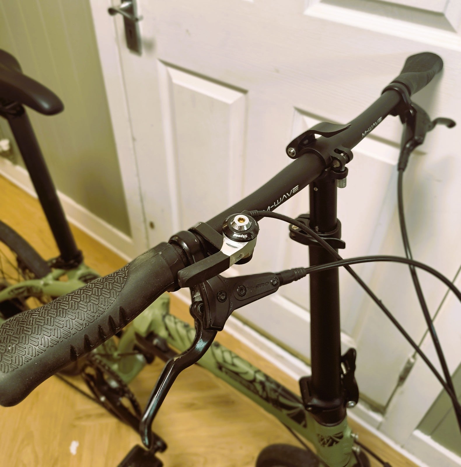 Carrera Intercity Disc 9-Speed Folding Bike, disc brakes, bike bag, low miles.