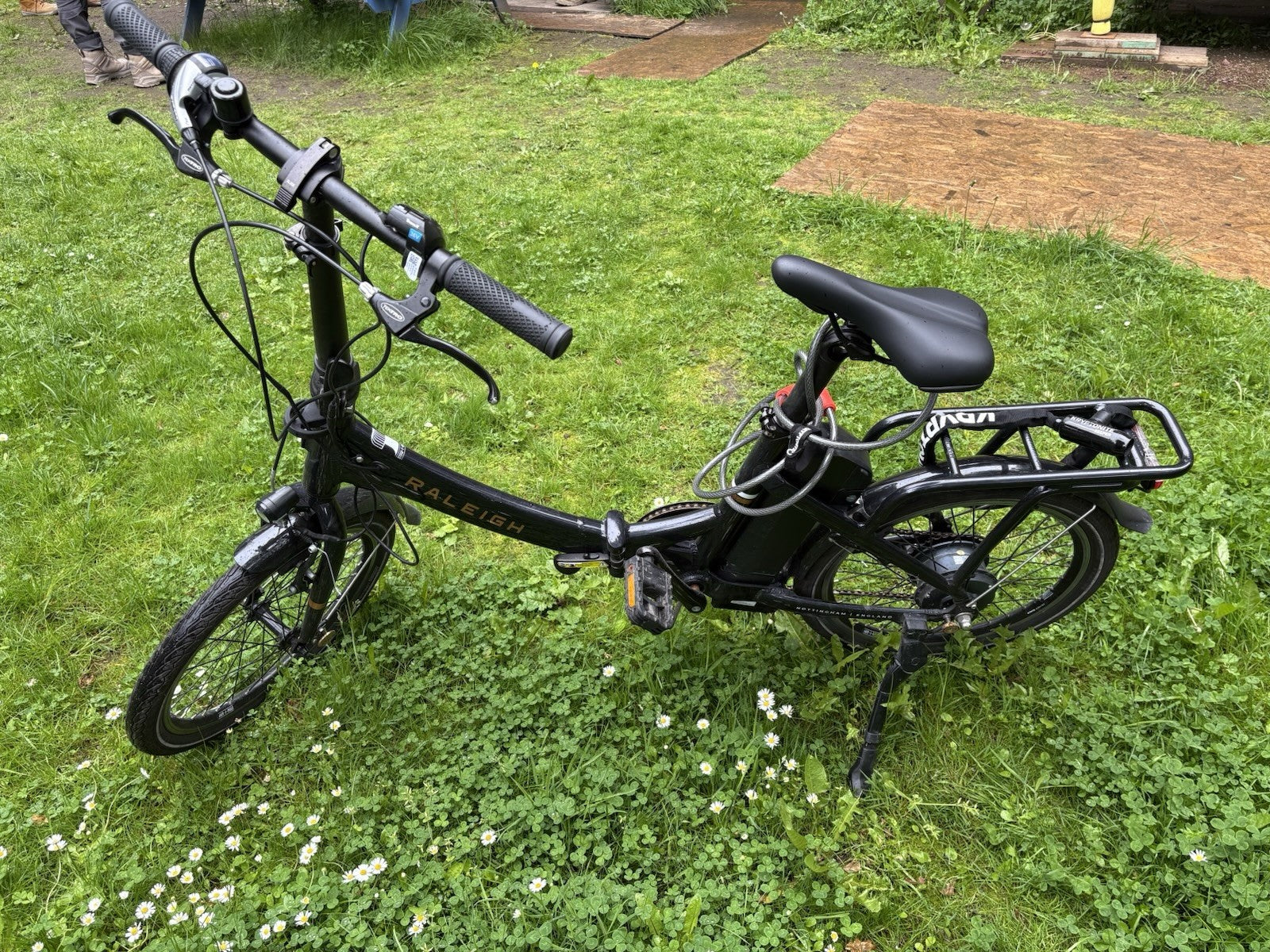 Raleigh Black 20in Folding Bike V-Brakes Twist Grip, Rear Rack & Mudguards