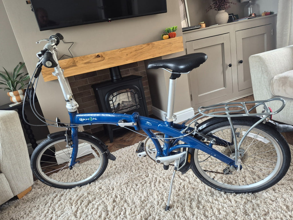 Dahon 2007 MU P8 Folding Bike. Comes with stand and pump in the saddle housing