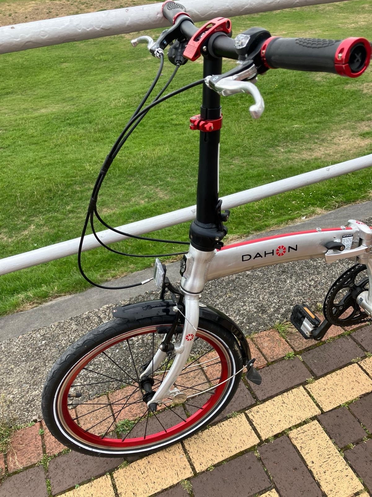Dahon Mu P8 folding bike