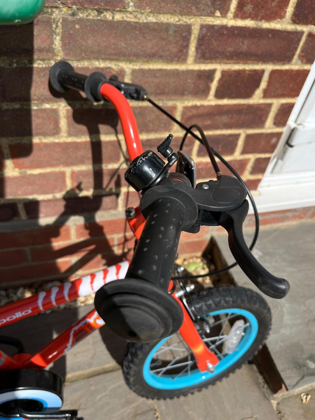 Apollo Claws 14" bike. Clean condition + folding stabilisers!