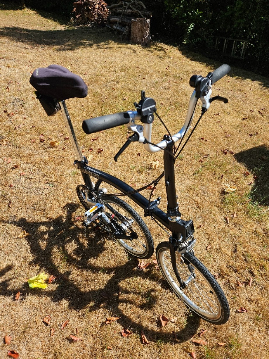 Brompton M6 folding bike with front bag