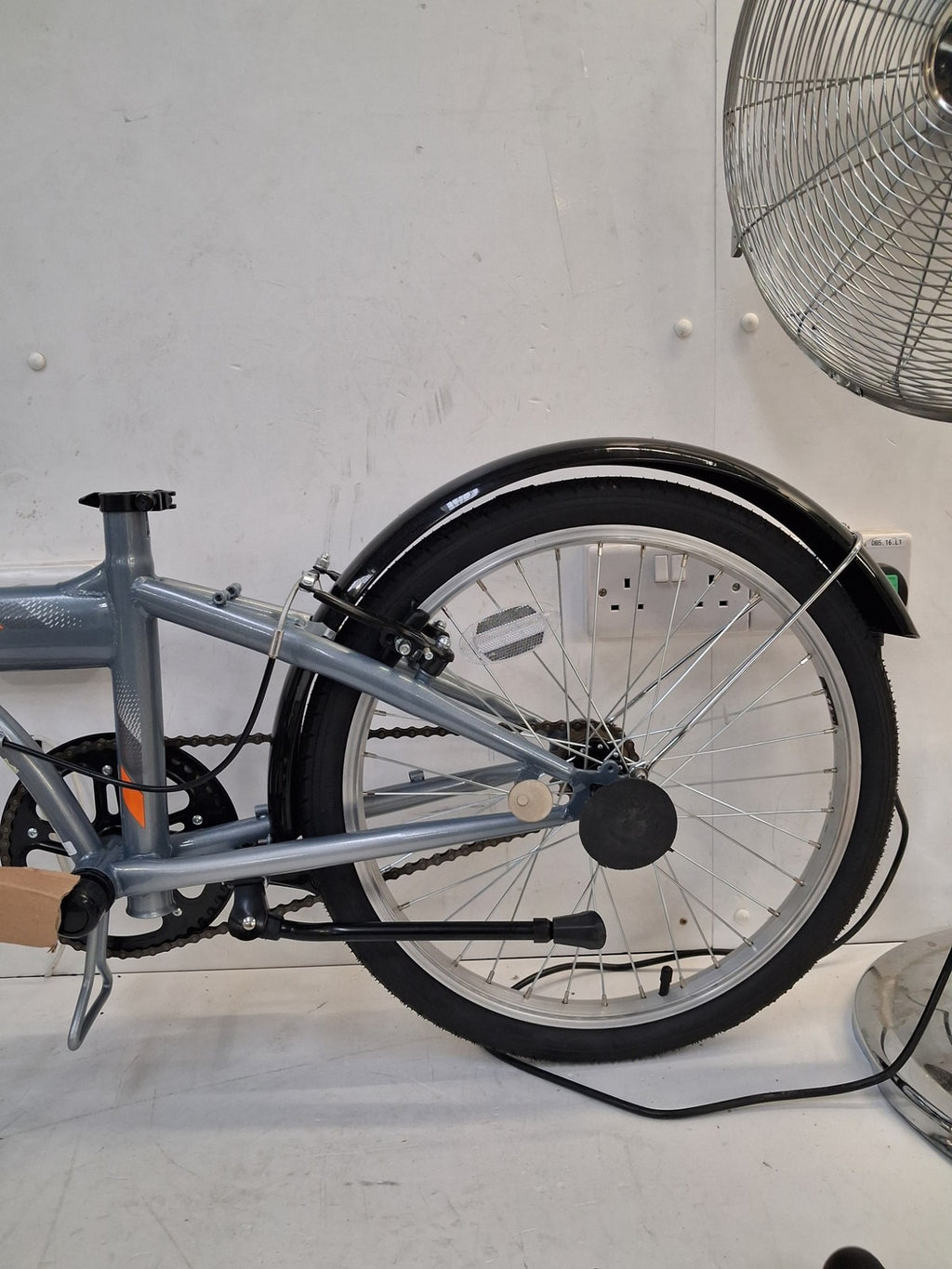 Apollo Tuck Folding Bike 20in Single-Speed One-Size Grey/Orange (No Tools)