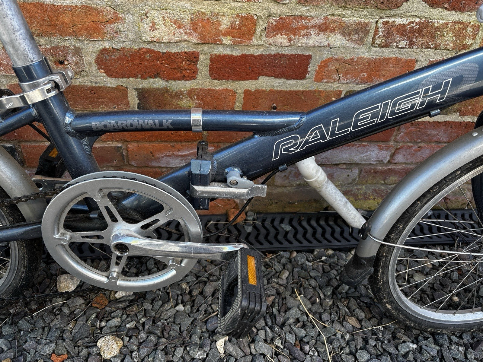Raleigh Boardwalk Lite Folding Bike 20” Wheel 6-Speed Alloy Frame Rack & Bell