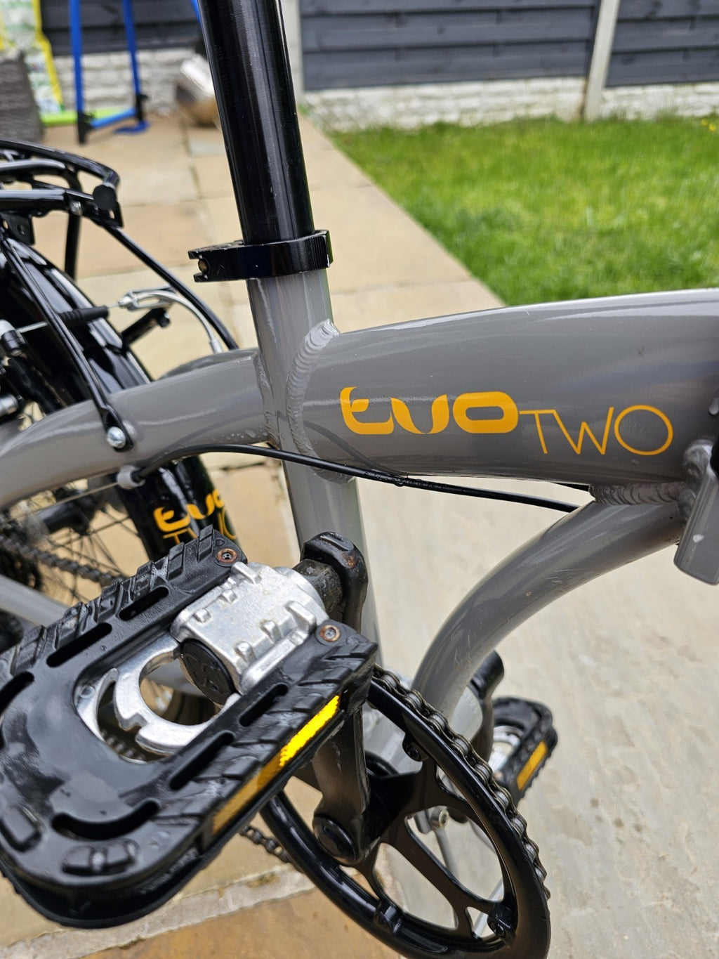 Raleigh Two Two Folding Bike 20" Aluminium Frame, 7-Speed Rear Rack Stand