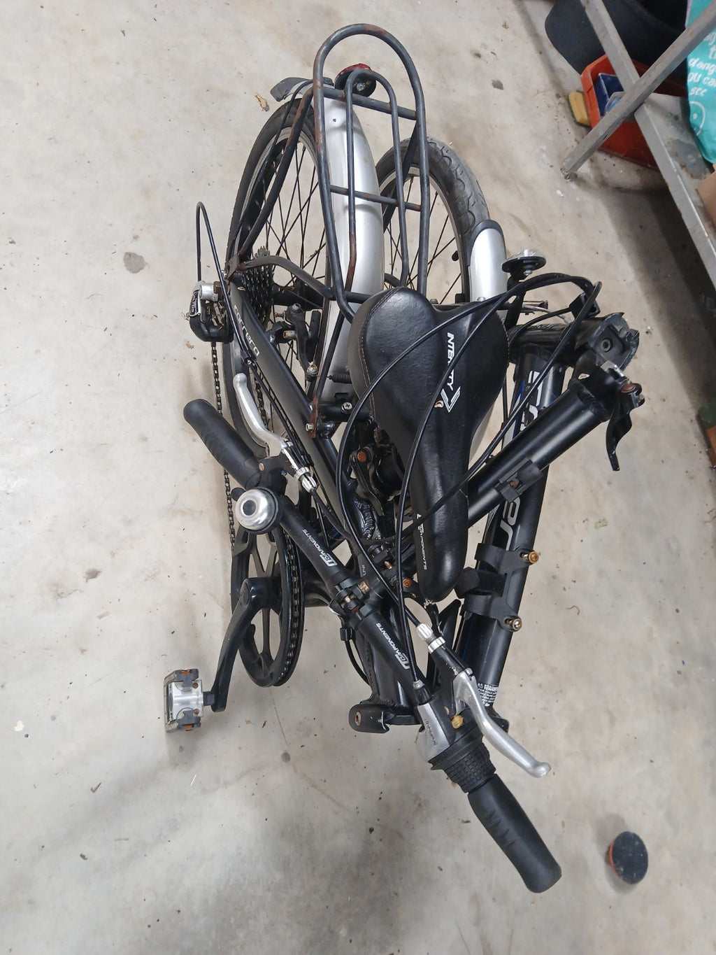 Carrera Intercity 20in Folding Bike Aluminium 8-Speed Grip Shifter Black/Blue