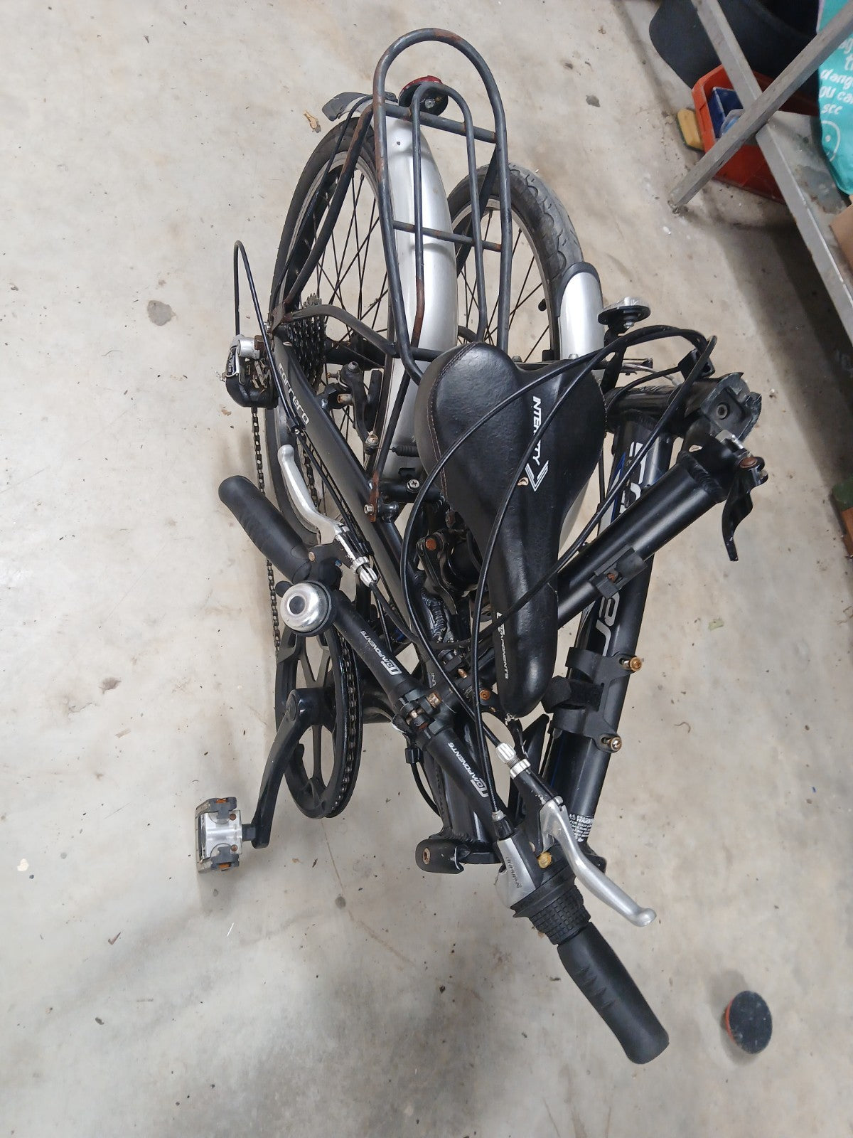 Carrera Intercity 20in Folding Bike Aluminium 8-Speed Grip Shifter Black/Blue