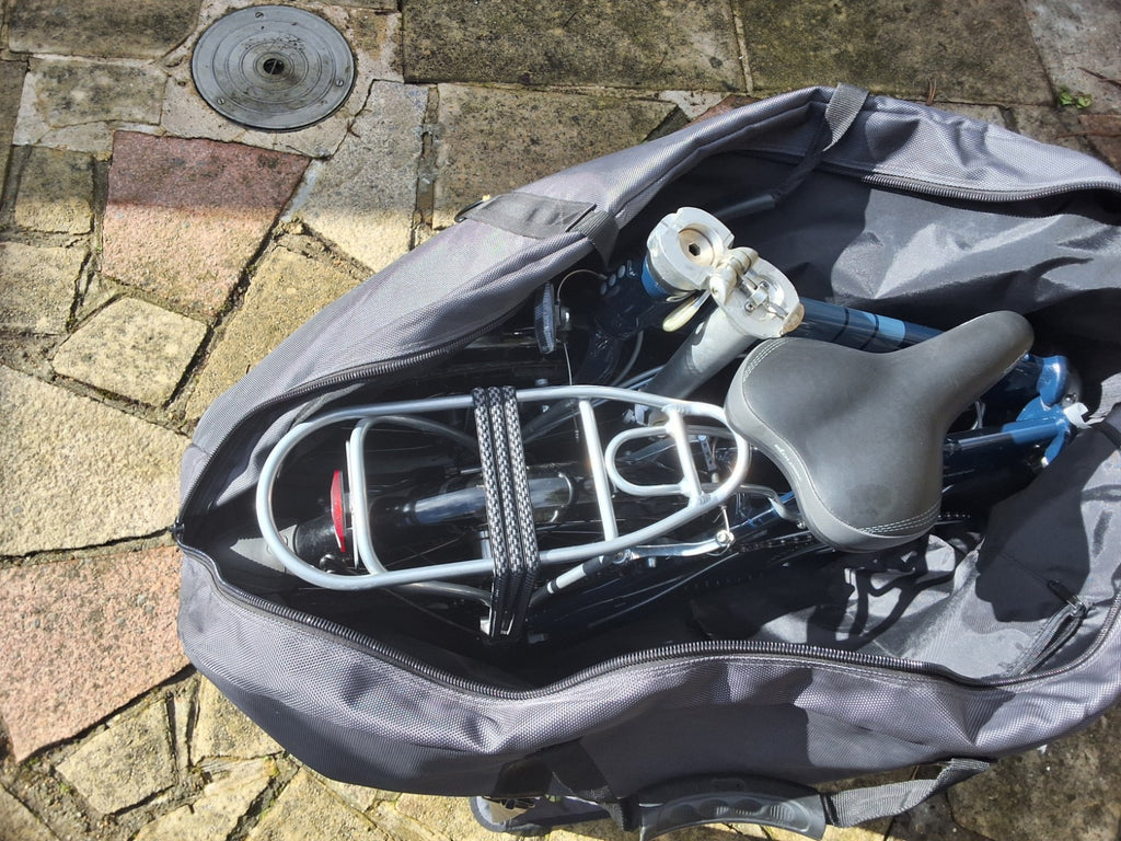 Pair of Dahon Vitesse D7  Aluminium Folding Bikes 7 Speed with Carry bags