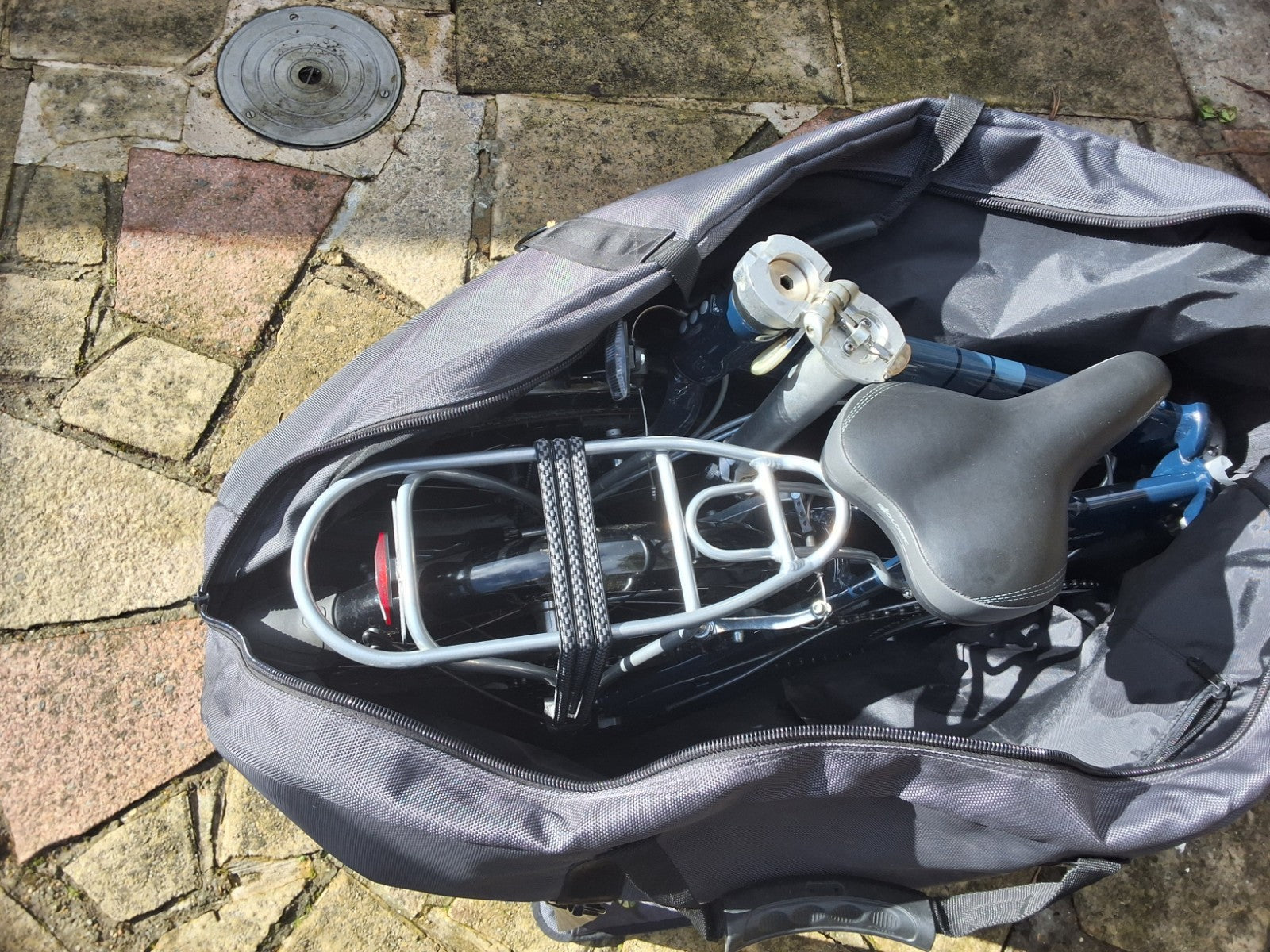 Pair of Dahon Vitesse D7  Aluminium Folding Bikes 7 Speed with Carry bags