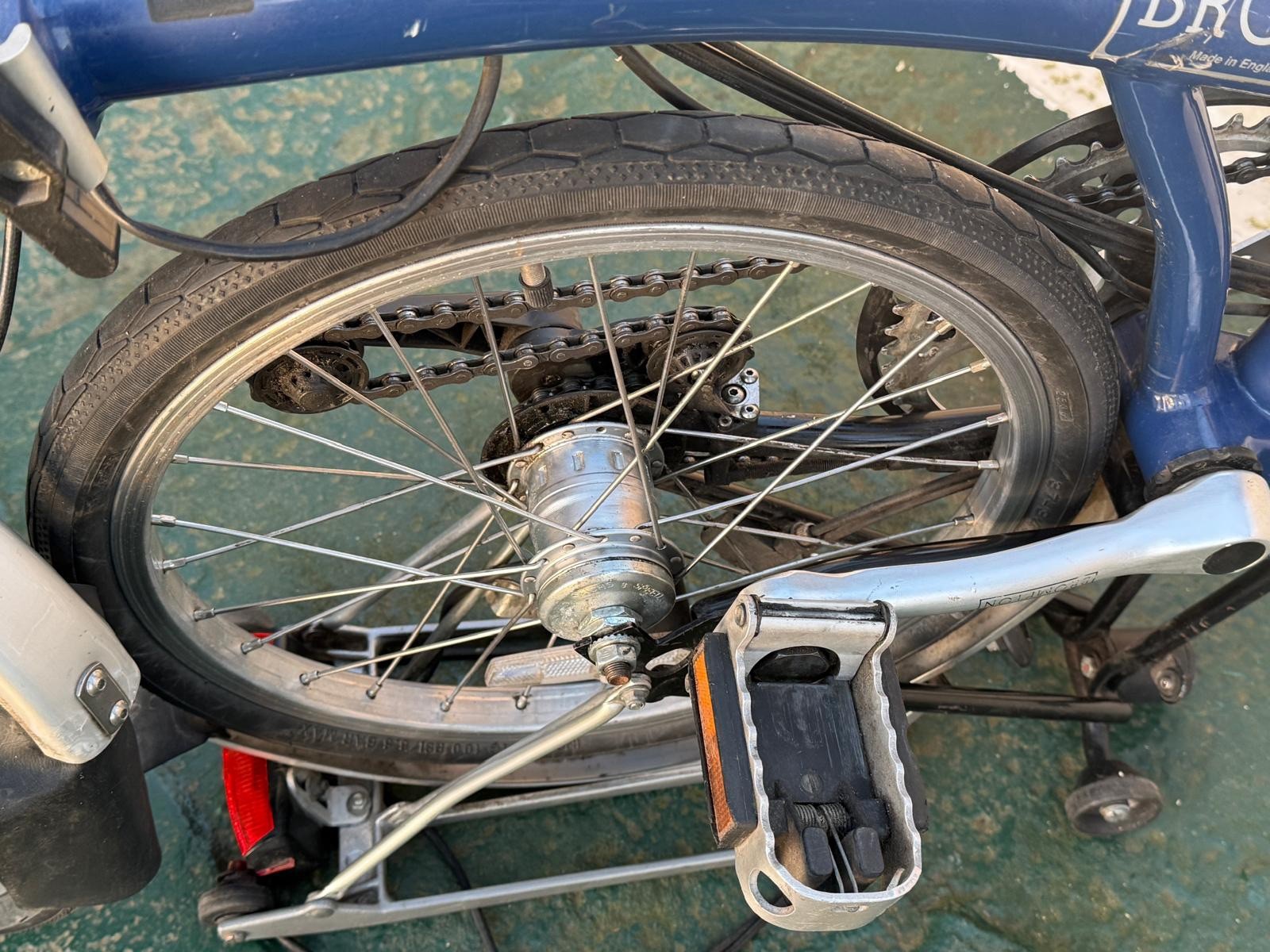 2 Bromptons. 1 x   Navy 6 Speed DYNAMO Light 1 x cream 5 speed.