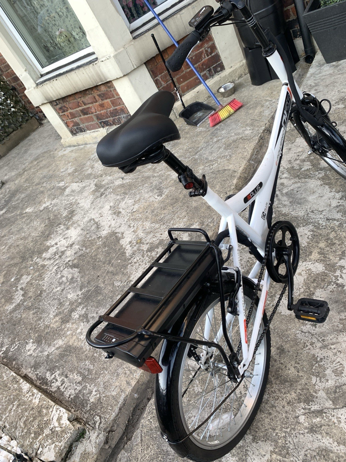 B'Twin Hoptown 7 20in Folding Bike 7-Speed White Rack Mudguards Kickstand