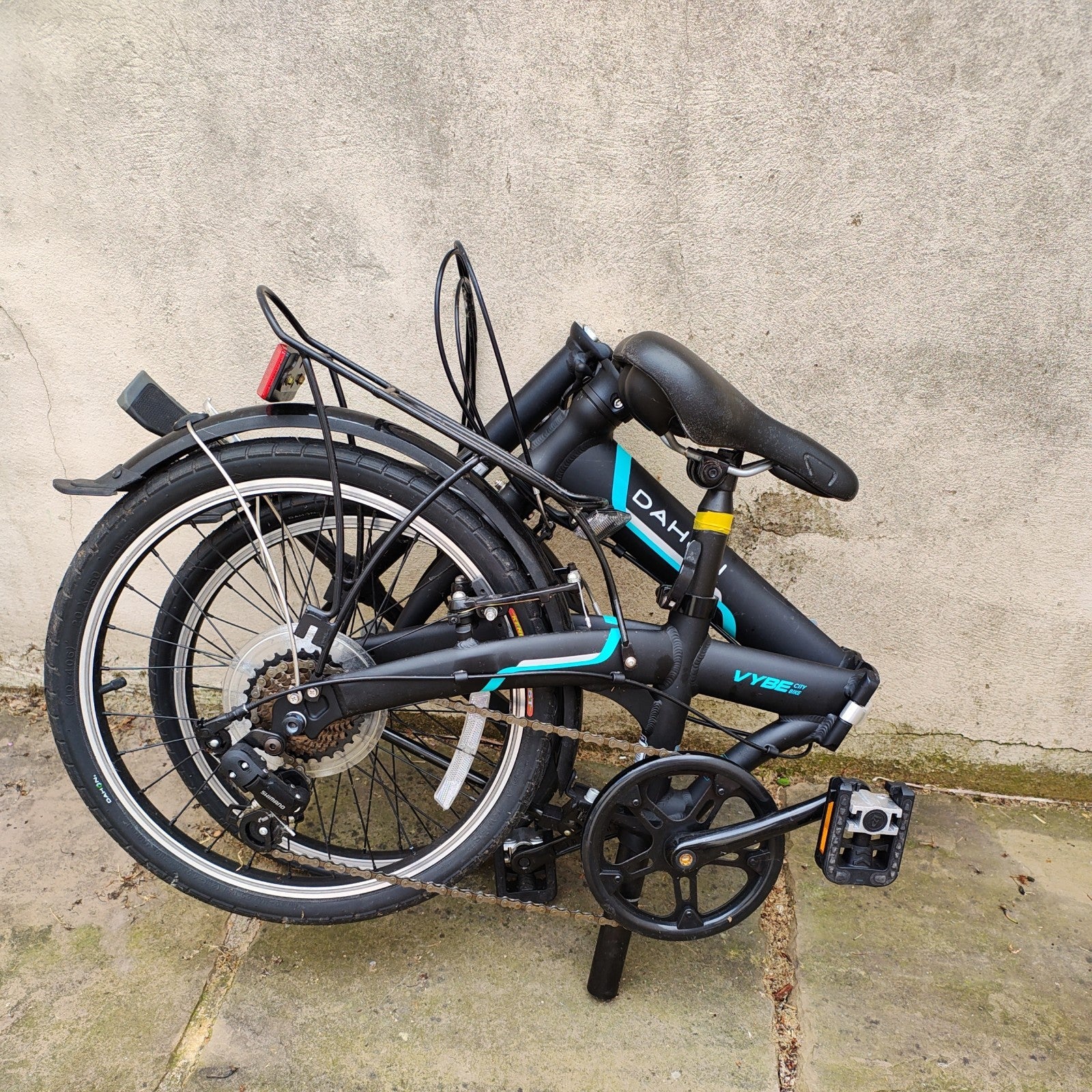 Dahon Vybe 20 Inch Folding Bike ideal commuter bike with basket