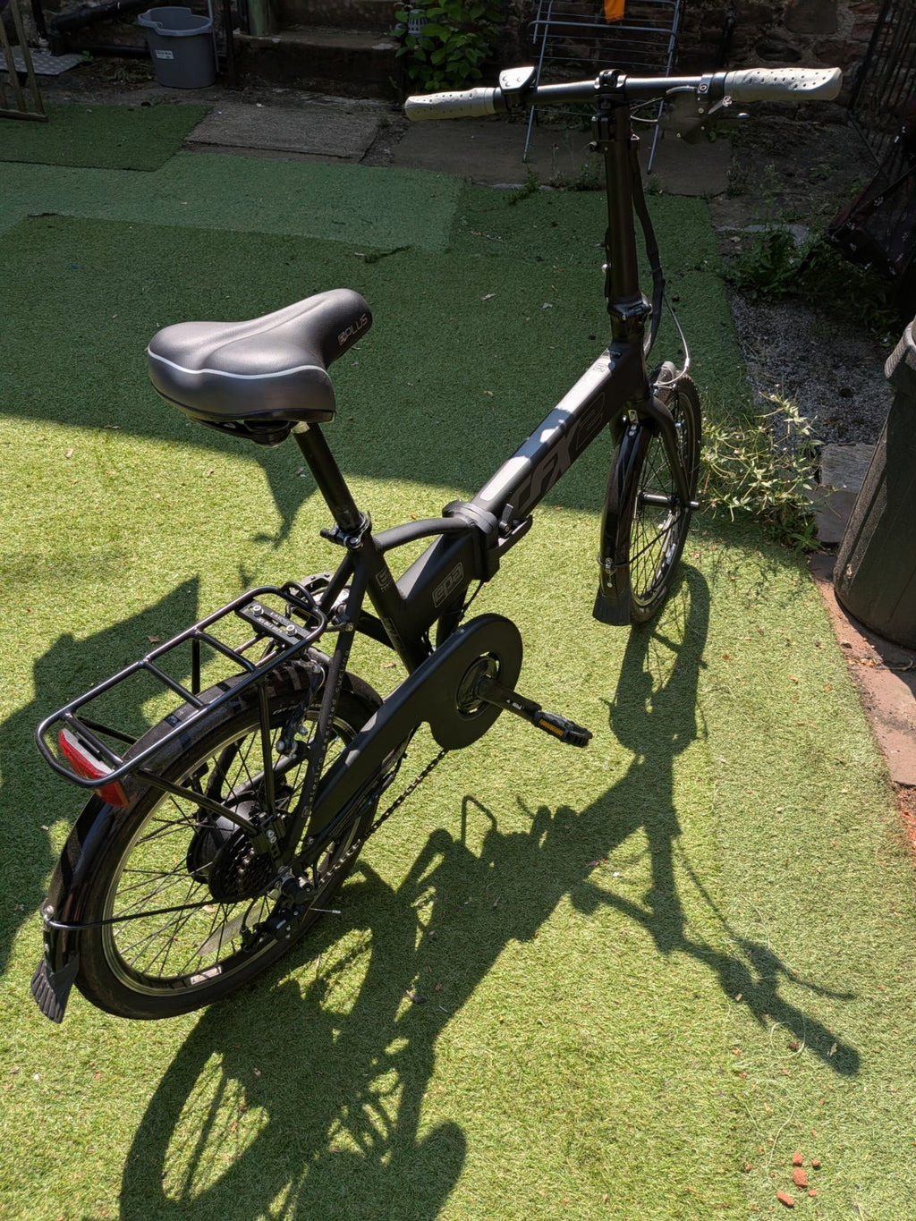 Folding Bike 20in Black Rear Rack Mudguards Kickstand Adjustable Seat.