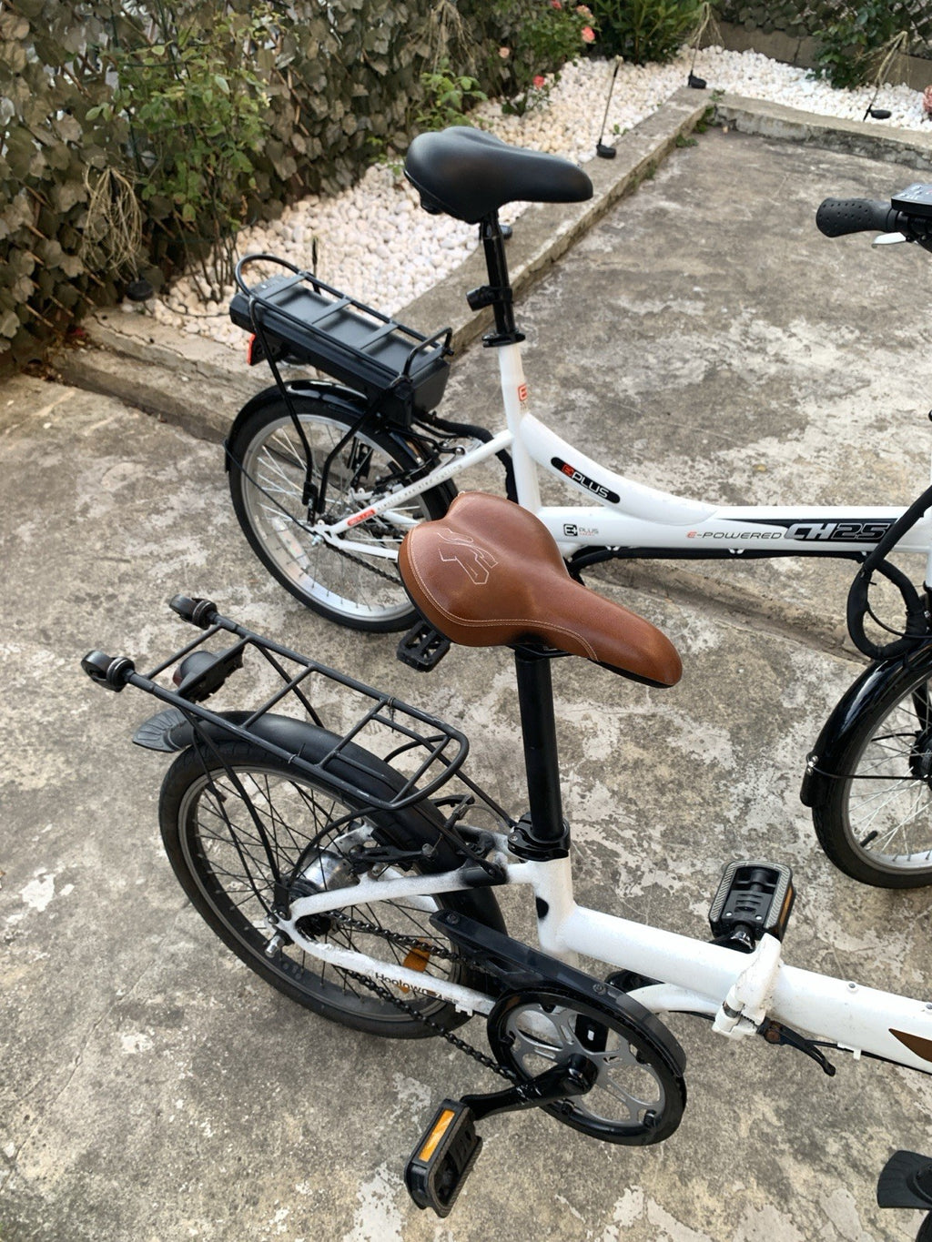 B'Twin Hoptown 7 20in Folding Bike 7-Speed White Rack Mudguards Kickstand