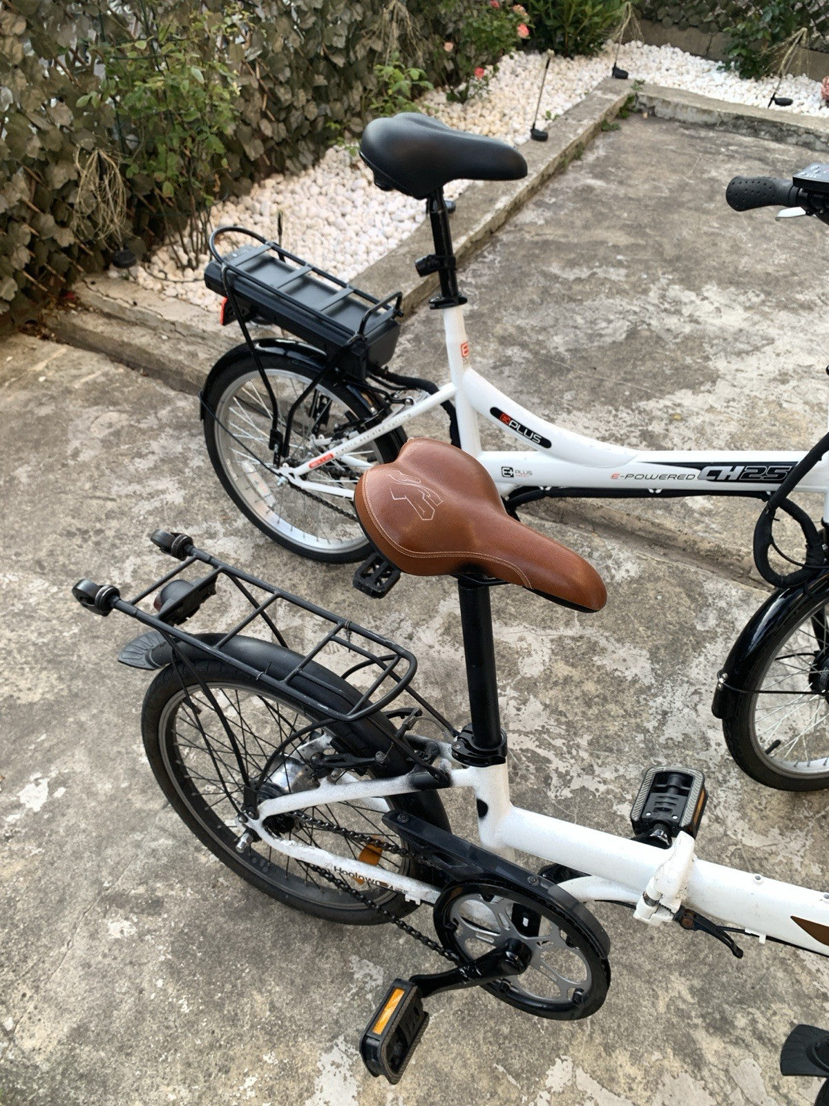 B'Twin Hoptown 7 20in Folding Bike 7-Speed White Rack Mudguards Kickstand